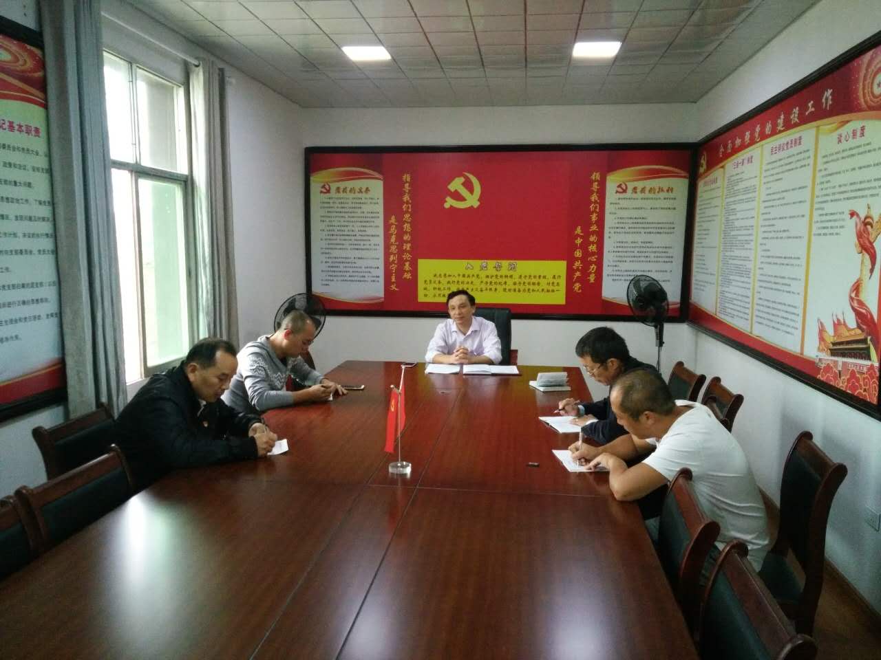 李振华副局长到第一党支部讲党课