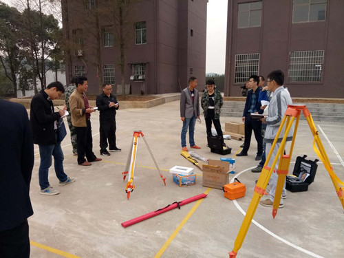 为推进水利工程标准化管理下好先手棋，我局举办工程技术人员测量培训班