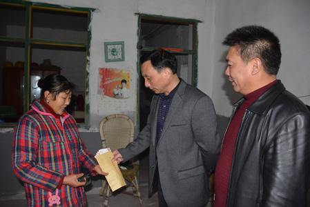 省袁管局副局长李振华走访慰问新农村建设贫困帮扶点贫困户