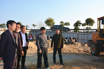 局长毛江虎一行察看灌区在建项目工程 局长毛江虎一行察看灌区在建项目工程