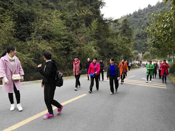 省袁管局女同志爬山踏青喜迎“三八”