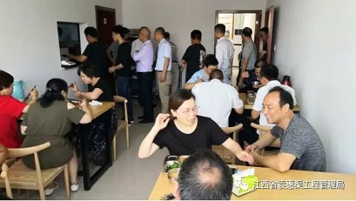 搞好食堂建设，服务职工生活