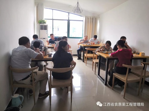 搞好食堂建设，服务职工生活