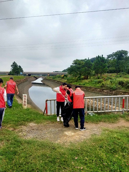 “河”我一起，守护母亲河,呵护袁惠渠—省袁管局、共青团新余市委联合开展“河小青”净滩行动