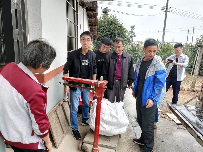 消费扶贫解难题 贫困户愁容变笑颜