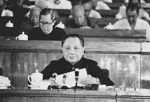 习近平：关于坚持和发展中国特色社会主义的几个问题