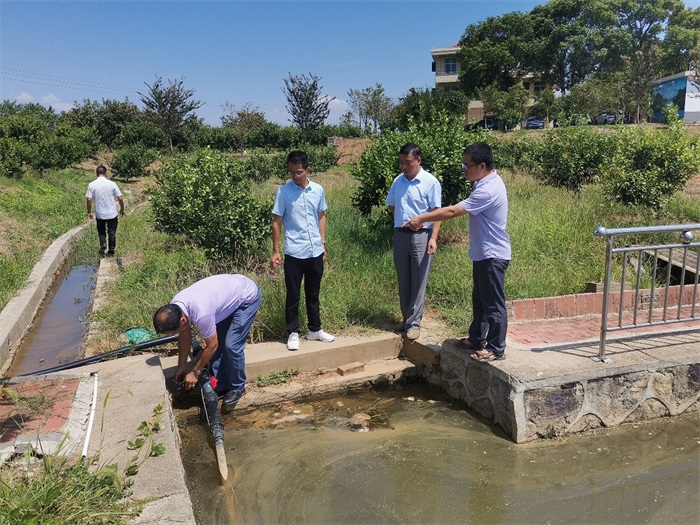 省灌溉试验中心站常务副站长谢亨旺指导灌区管道节水示范建设