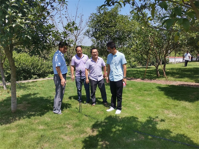 省灌溉试验中心站常务副站长谢亨旺指导灌区管道节水示范建设