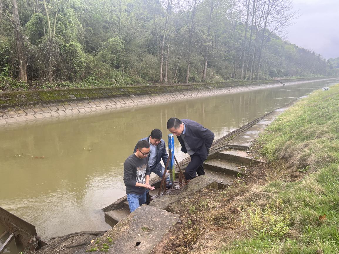 万重山 饶奇磊督促指导灌区春灌全线通水工作
