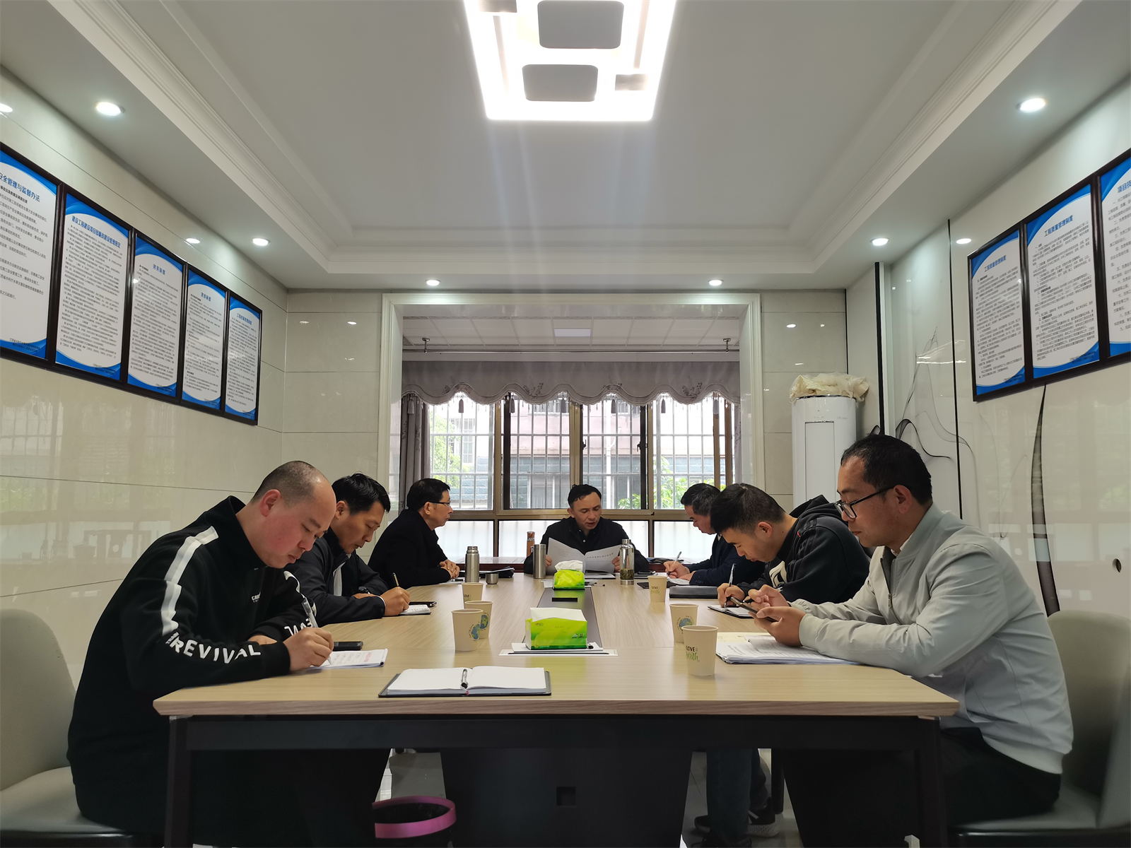 支部建在项目上  党旗插在工地上