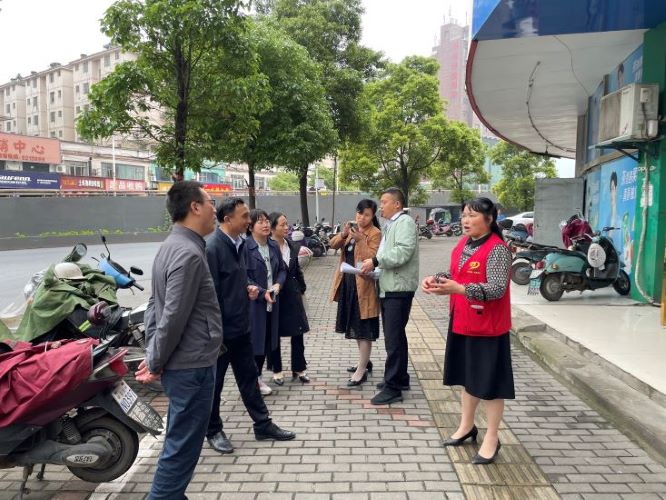 省袁管局李效文到网格化责任区调研创卫帮扶工作