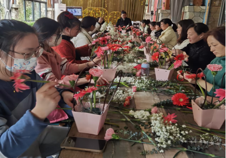 与花相伴 绽放芳华