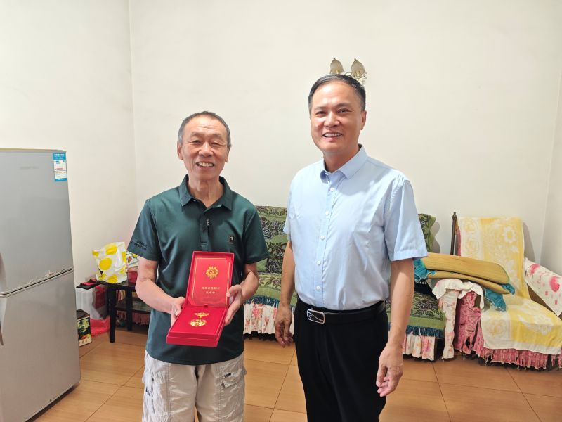 省袁管局开展“七一”走访慰问暨 “光荣在党50年”纪念章颁发活动